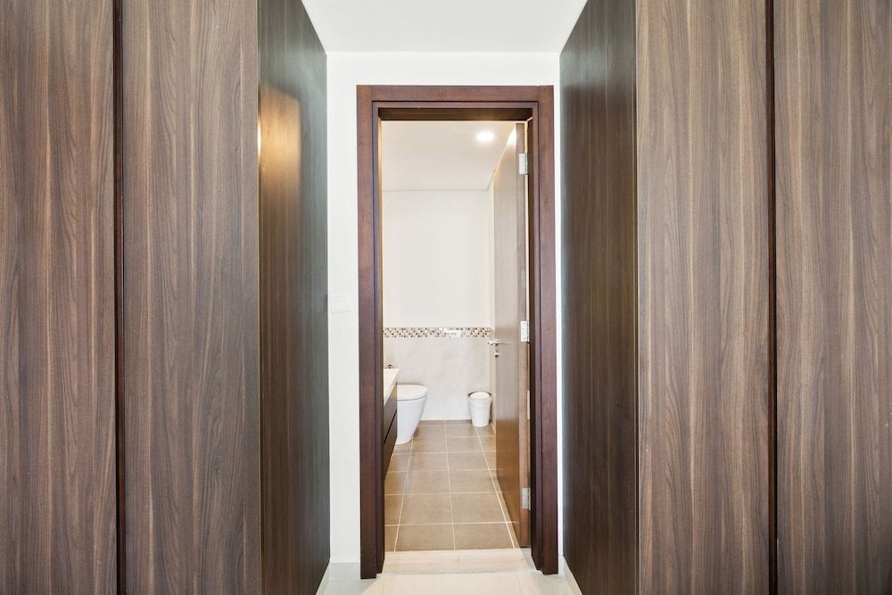 2 Bedroom Apartment - High Floor & Canal View photo 2