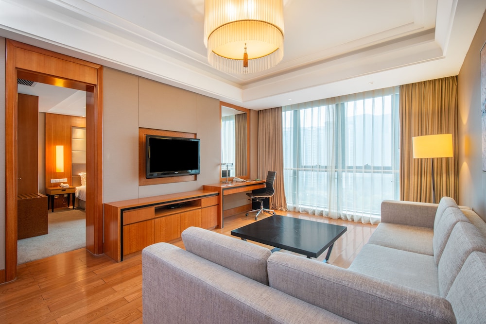 Suite, 1 Bedroom, Kitchen (Living Dining) photo 3