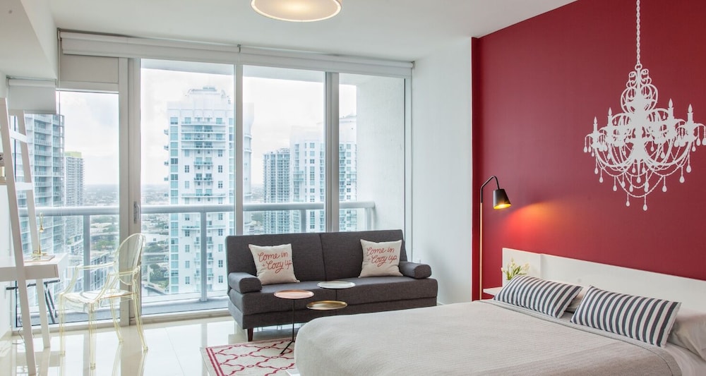 Business Studio Suite, 1 Queen, Balcony, City/River ViewÂ 3505
