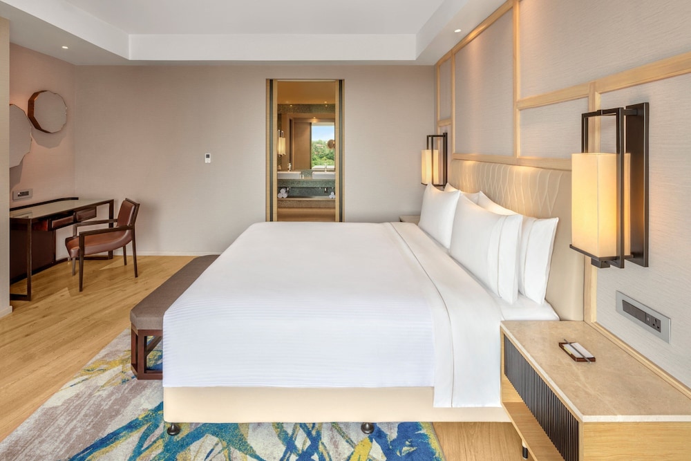 Suite, 1 King Bed - Photo 6