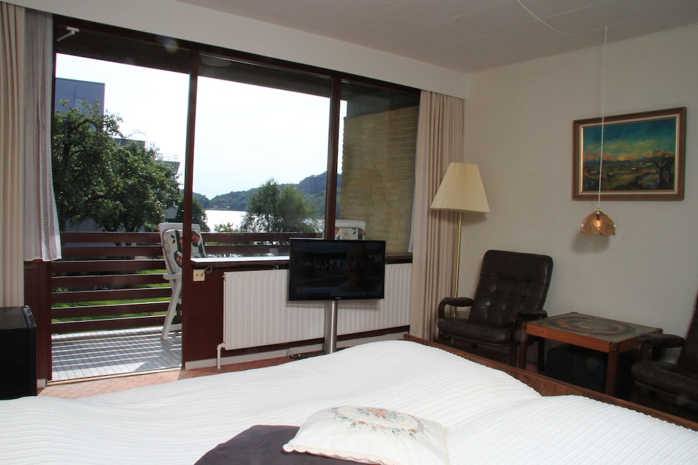 Double room with balcony and lake view (B) in the Lake Annex photo 3