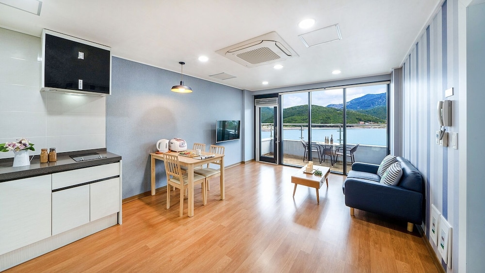 204 photo 1