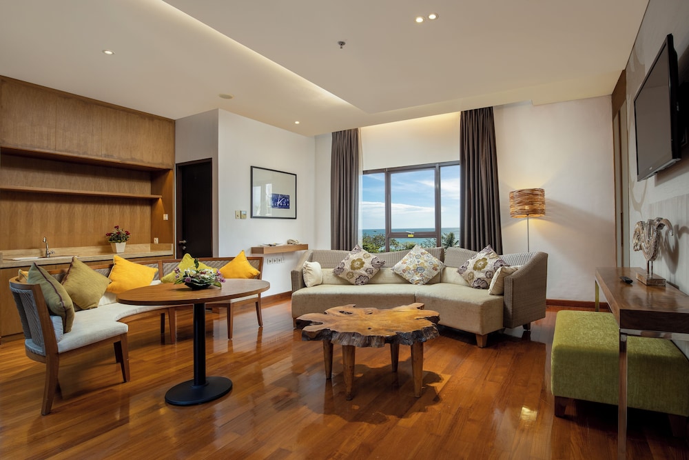Executive Suite - Photo 6