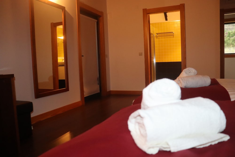 Superior Twin Room, Mountain View photo 3