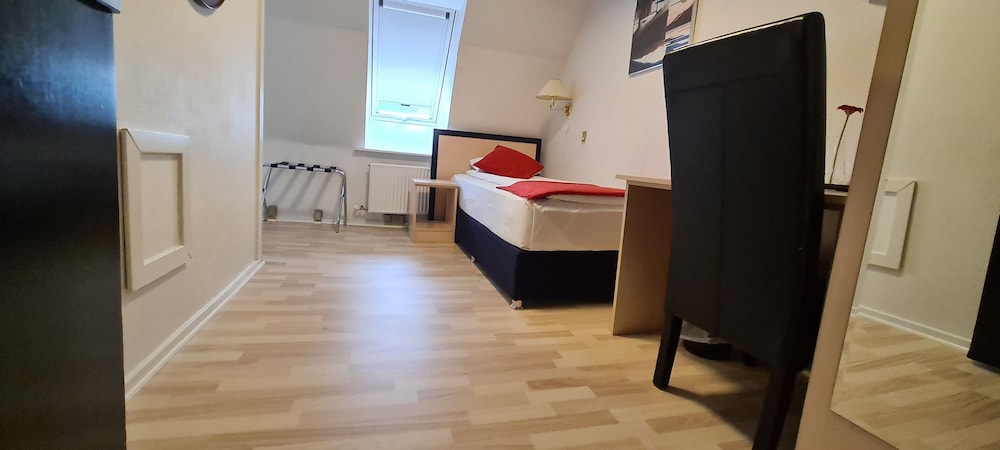 Standard single room, small bathroom, note stairs to floor photo 2