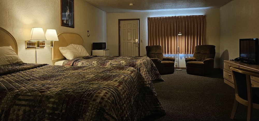 Family Room, 2 Queen Beds, Balcony, Lake View photo 1