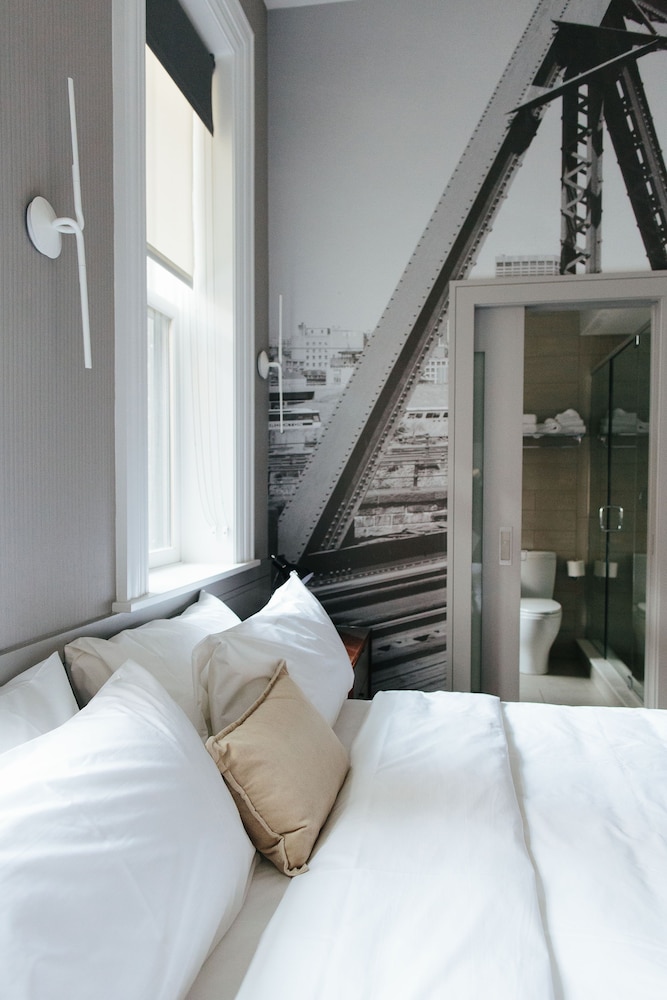 Deluxe Room, 1 Queen Bed (Bath in Room) thumbnail 5