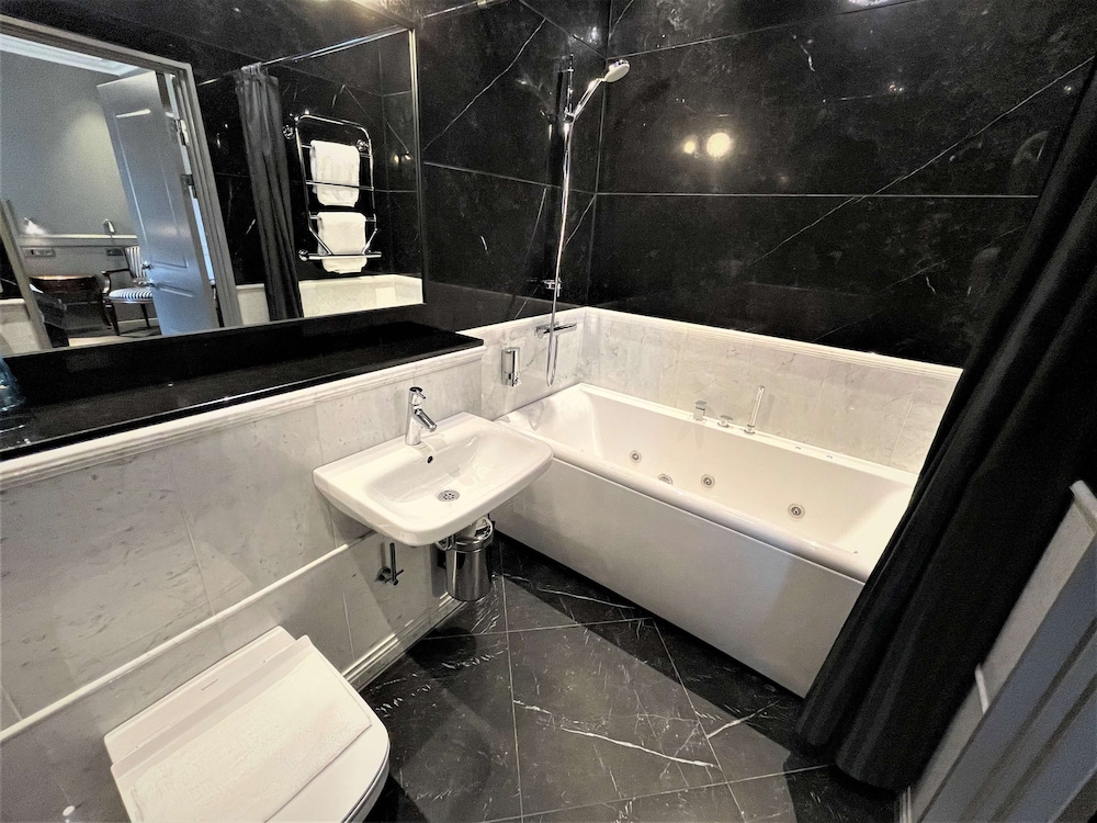 Deluxe Room, 1 Queen Bed, Non Smoking, Jetted Tub