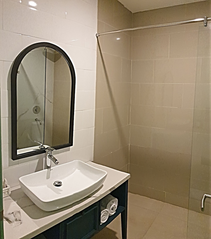 Executive Suite - Photo 9