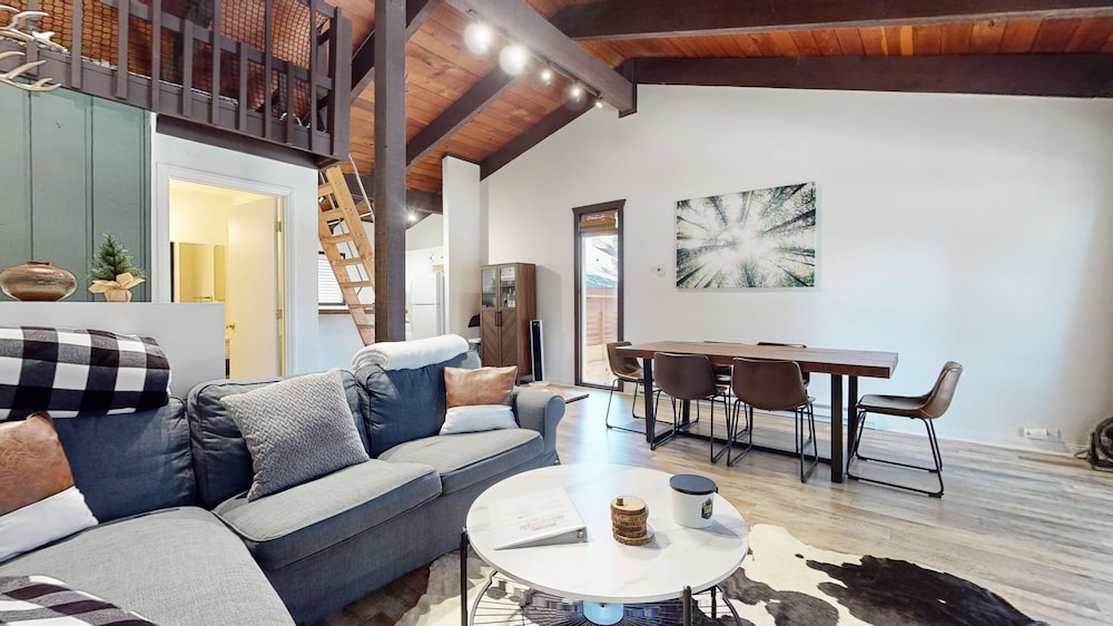 Condo, 2 Bedrooms