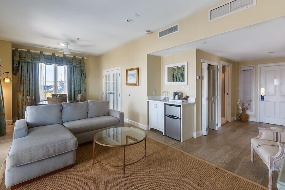 Admiral Suite, Partial Ocean View - Photo 2