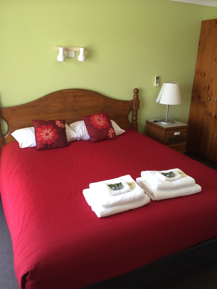 Deluxe Single Room, 1 King Bed, Jetted Tub photo 3