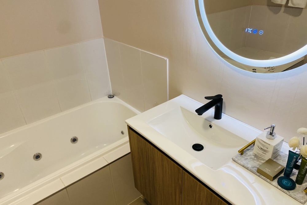 Deluxe Room with King Bed photo 2