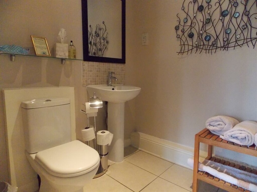 Suite, Ensuite photo 2