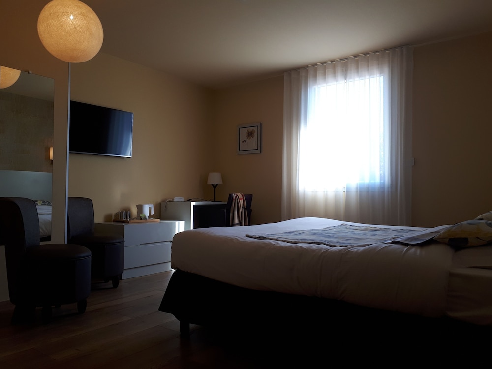 Superior Double or Twin Room, Accessible - Photo 3