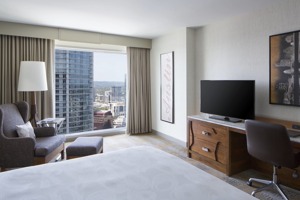 Queen Room with Two Queen Beds and City View - High Floor thumbnail 5