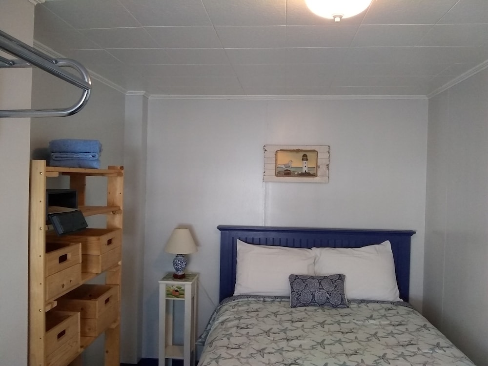 Cabin C – 2 room kitchenette w/fenced in patio photo 1