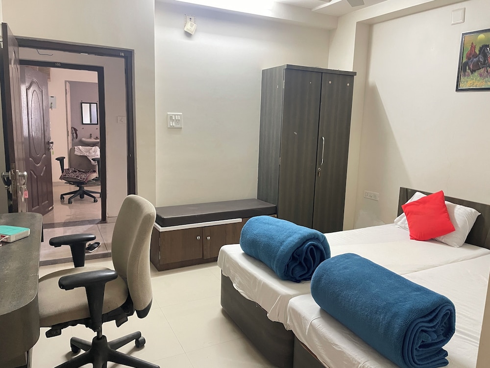 Deluxe Triple Room, City View photo 2