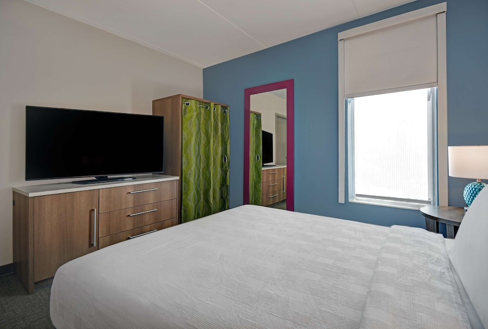 Suite, 1 Queen Bed, Accessible, Bathtub - Photo 2