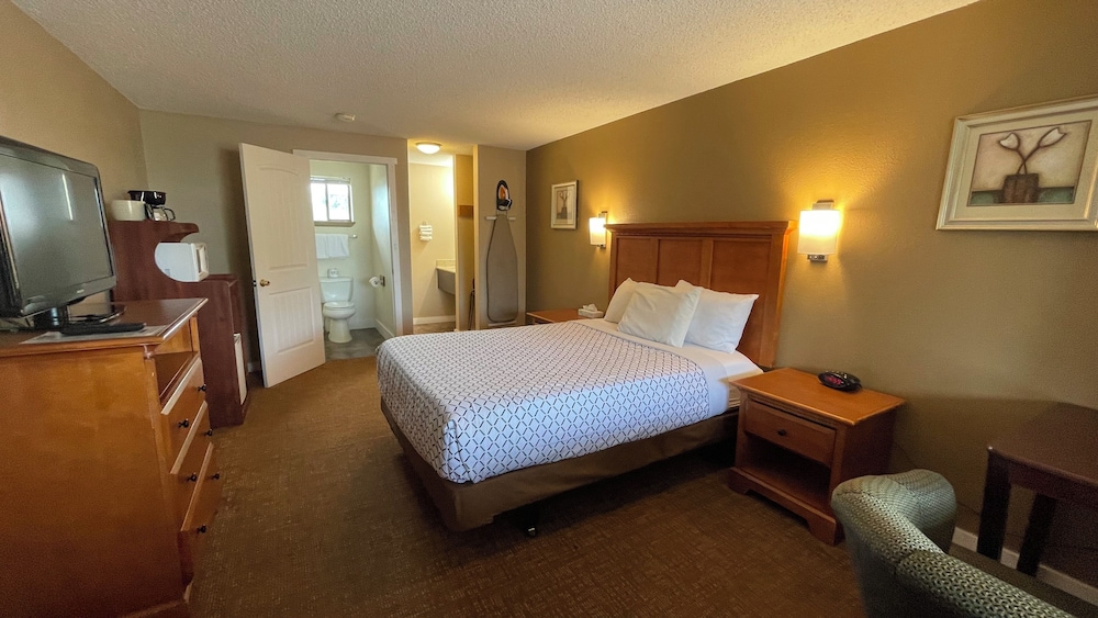 One queen bed non smoking - Photo 7