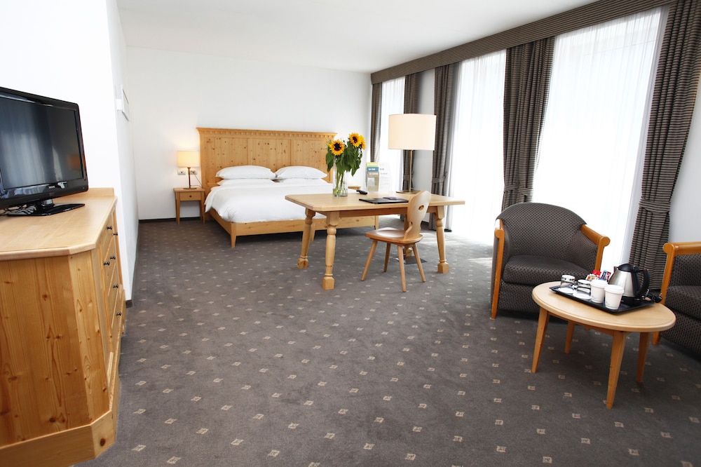 Suite, 1 King Bed - Photo 4