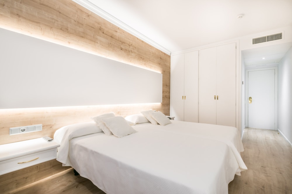 Double or Twin Room - Photo 5