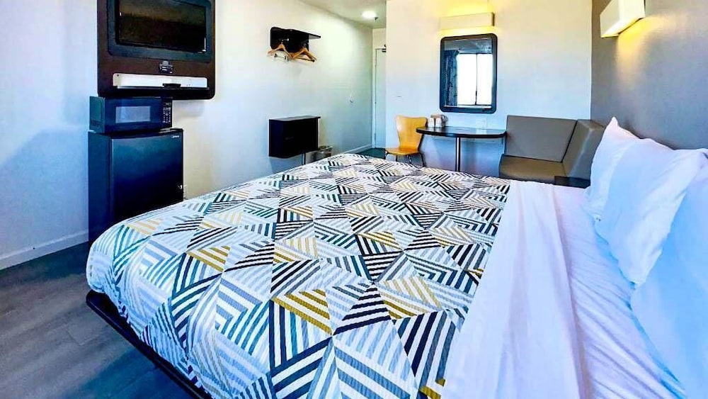 Deluxe Room, 1 Queen Bed, Non Smoking, Refrigerator & Microwave photo 1