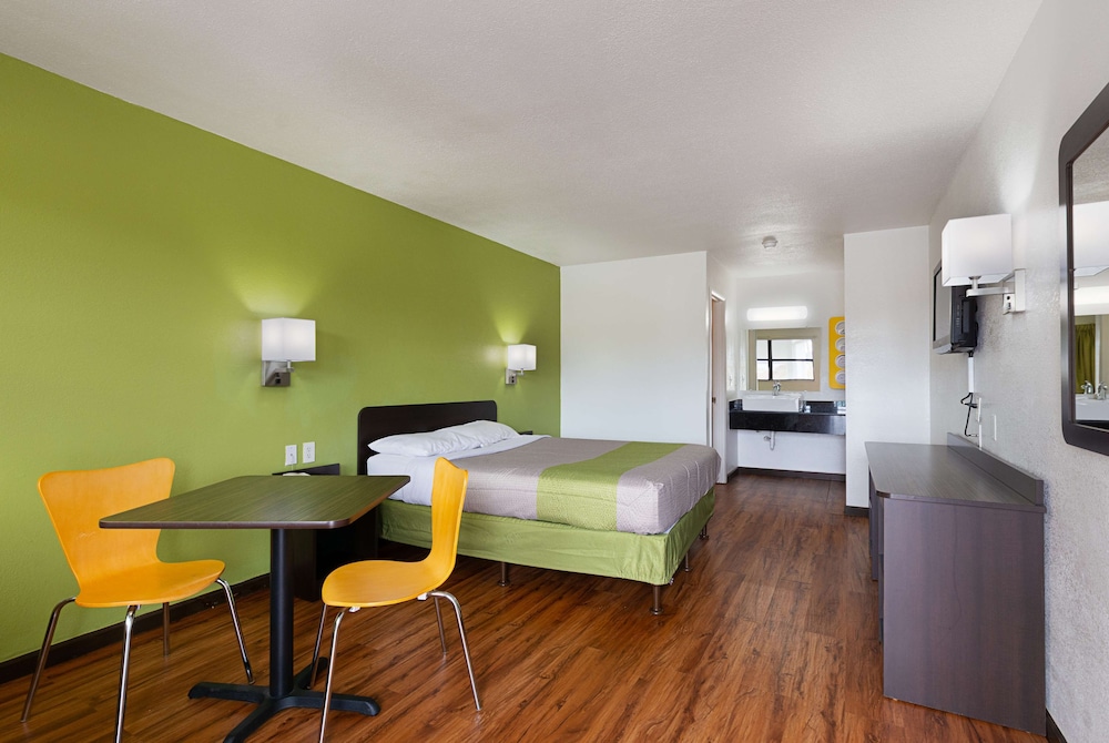 Deluxe Room, 1 Queen Bed, Non Smoking, Refrigerator & Microwave