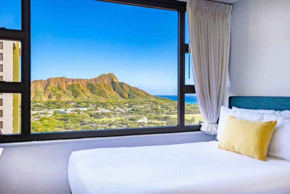 Diamond Head and Ocean views with King Bed and Parking: Condo, 1 Bedroom, Balcony, Ocean View (0023) photo