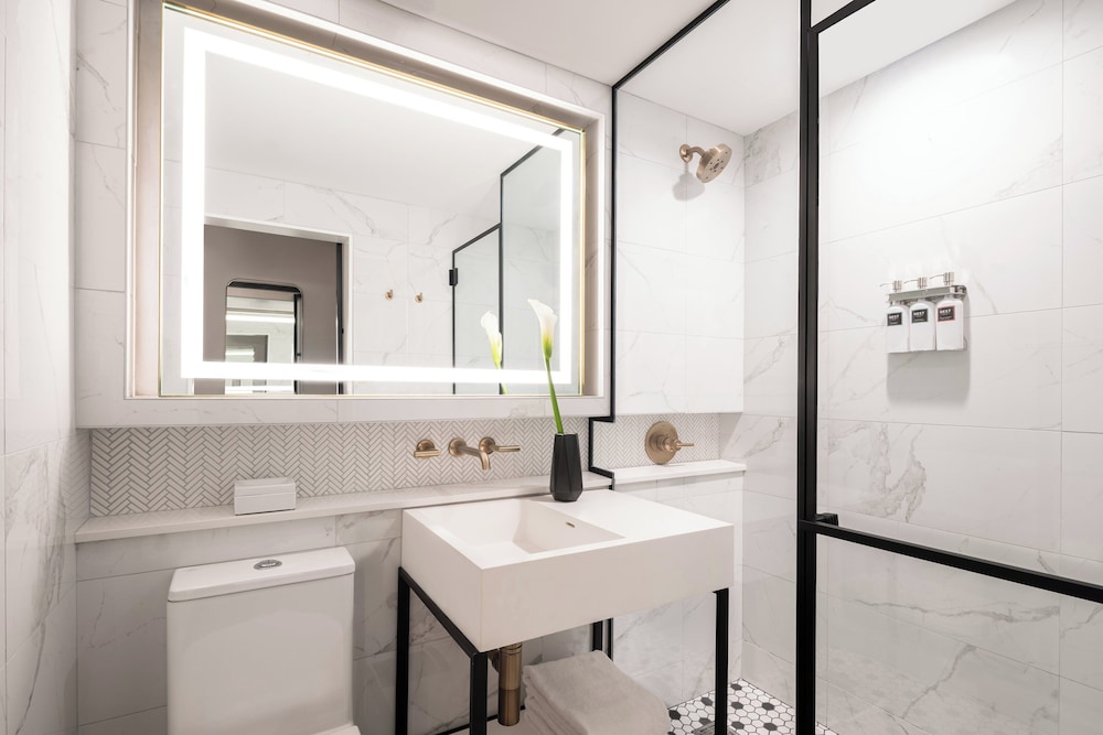 Signature Suite, 1 King Bed (Legend, Roll-In Shower) thumbnail 5