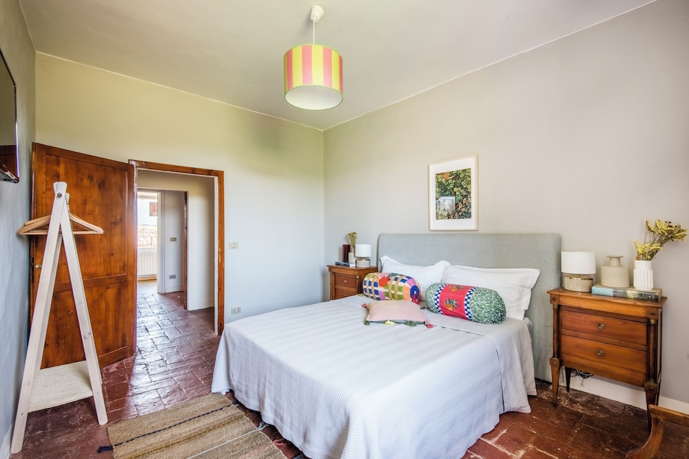 Family House, Multiple Bedrooms, 2 Bathrooms, Mountainside (Family Tuscany Home Close Via) photo 1