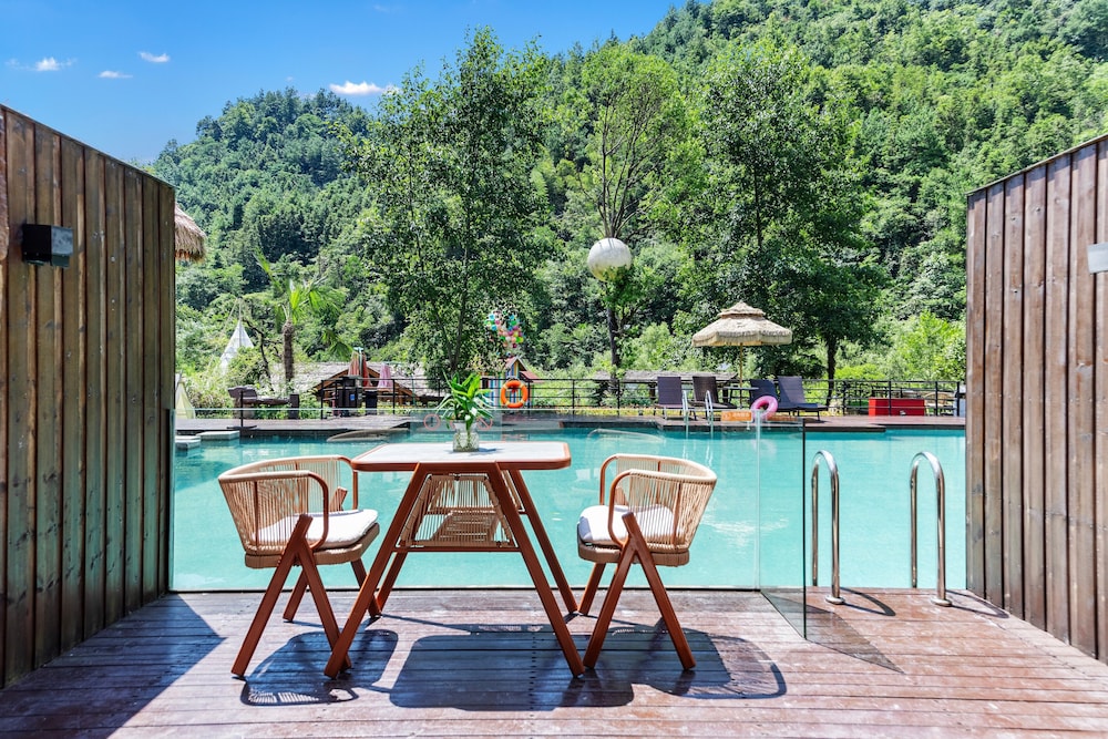 Signature Room, 1 King Bed, Resort View, Poolside photo 1