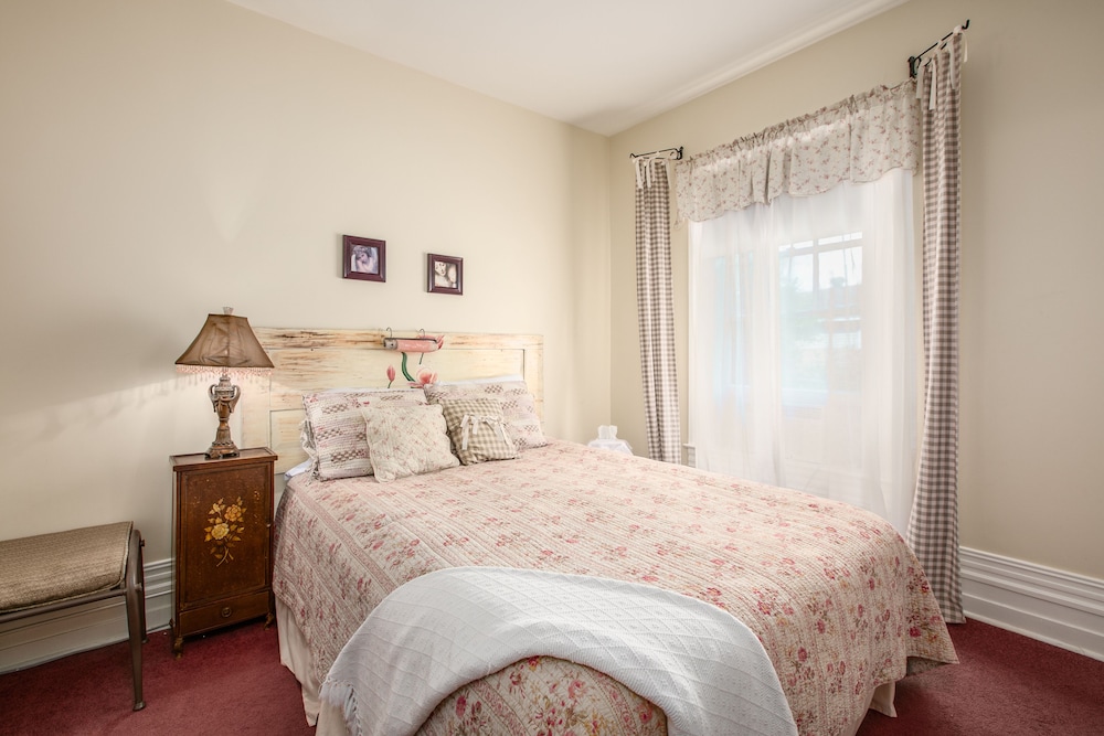 Romantic Room, 1 Queen Bed (Pinsonneault) photo 1