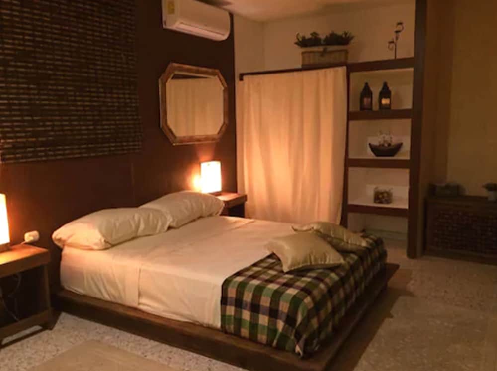 Deluxe Room, 1 Queen Bed photo 1