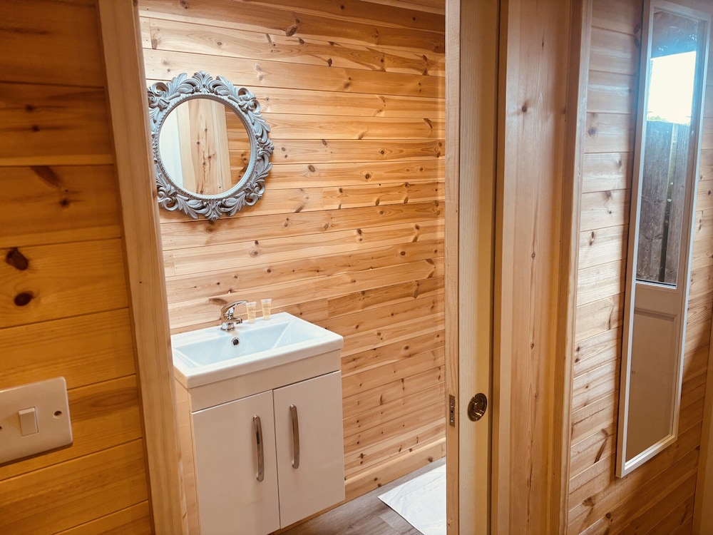 Cabin, Ensuite photo 3