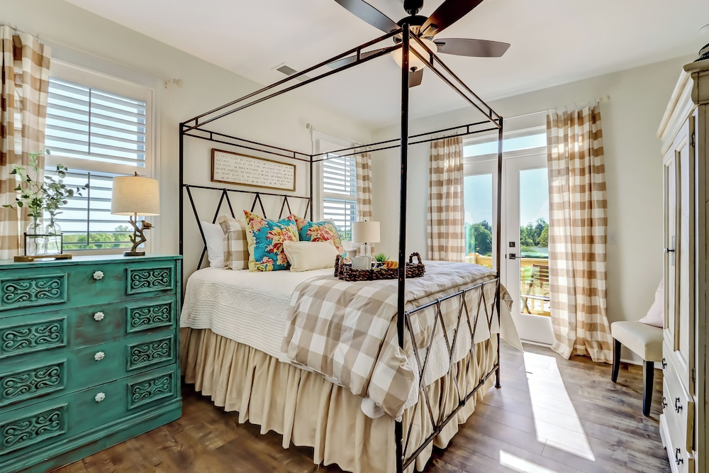 Deluxe Room, 1 Queen Bed, Balcony