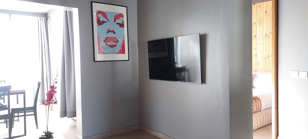 Executive Suite - Photo 11