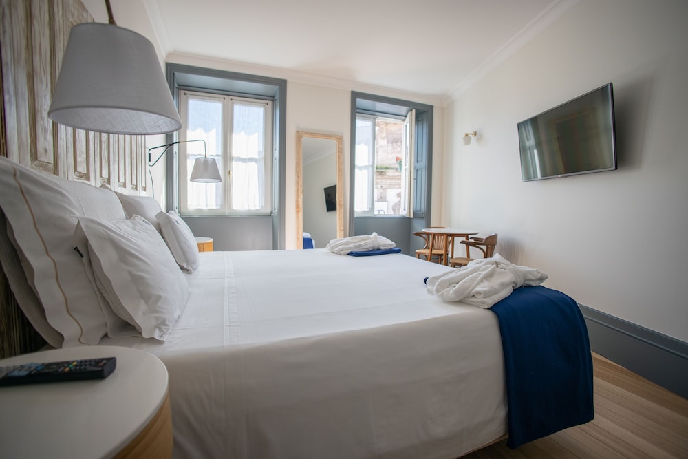 Superior Double or Twin Room, Bathtub, City View photo 3