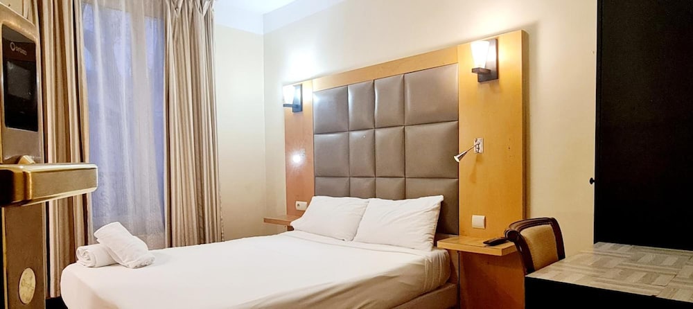 Basic Double Room, Shared Bathroom photo 3