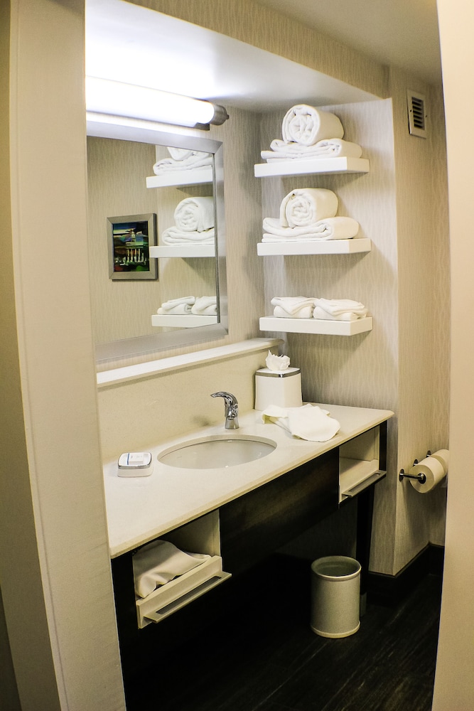 Room, 1 King Bed, Accessible, Non Smoking (Hearing Impaired) - Photo 5