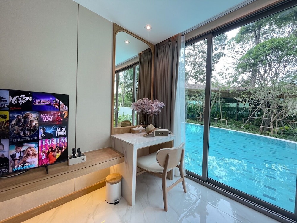 Grand Deluxe With Pool photo 3