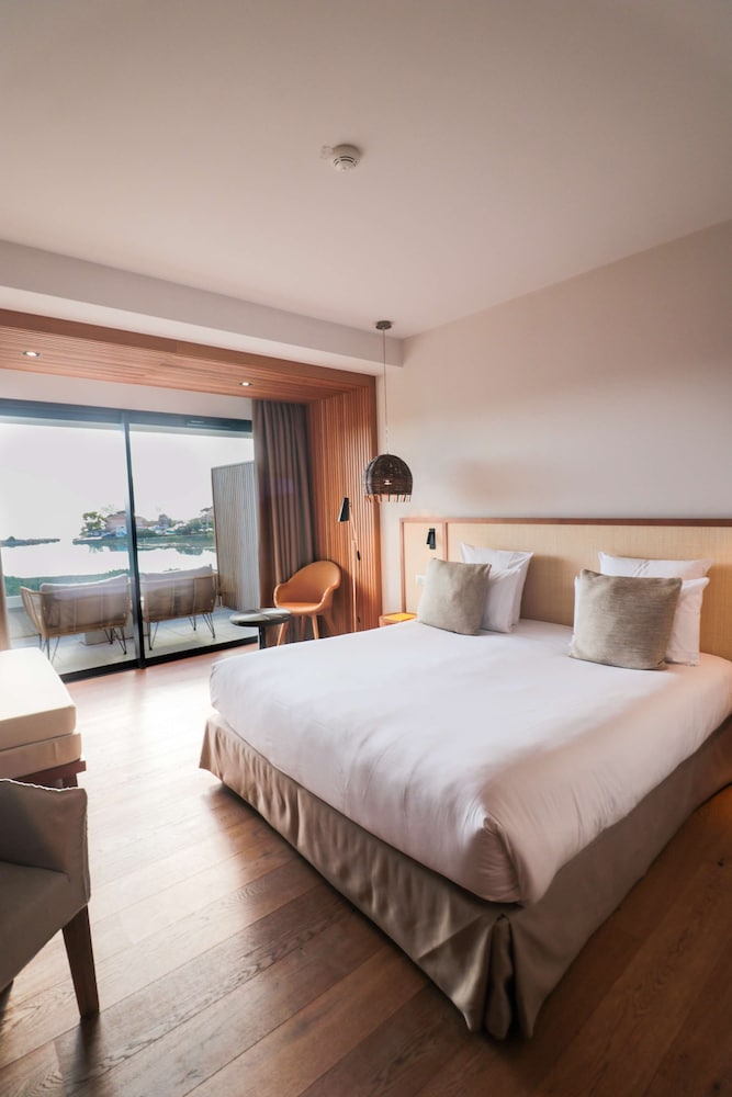 Deluxe Room, 1 King Bed, Balcony, Sea View