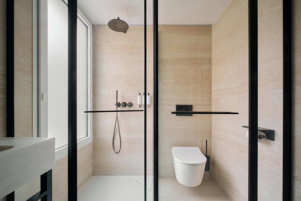 Deluxe One-Bedroom Apartment with Balcony and City View 501