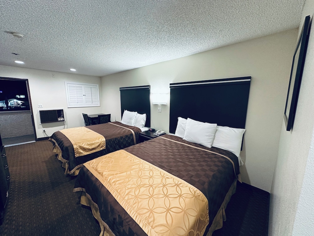 Room, 2 Queen Beds, Non Smoking - Photo 5