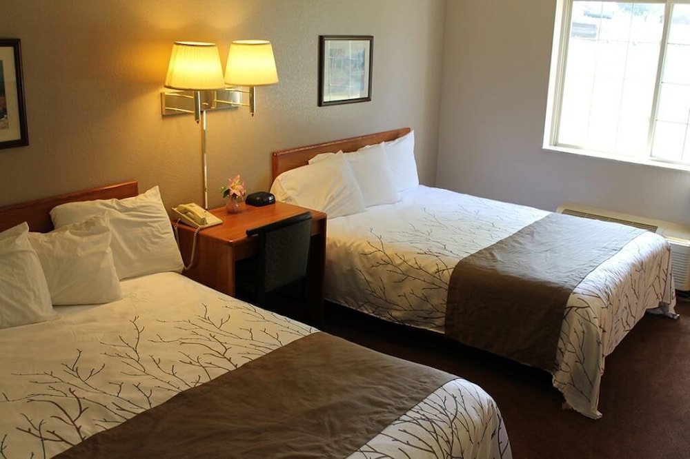 Standard Double Room, 2 Queen Beds, Accessible Bathtub