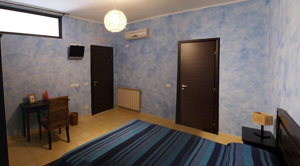 Double or Twin Room, No Windows (Blu)