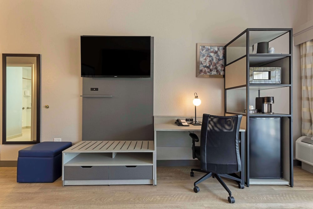 Standard Room, 2 Queen Beds, Accessible, Refrigerator & Microwave photo 2