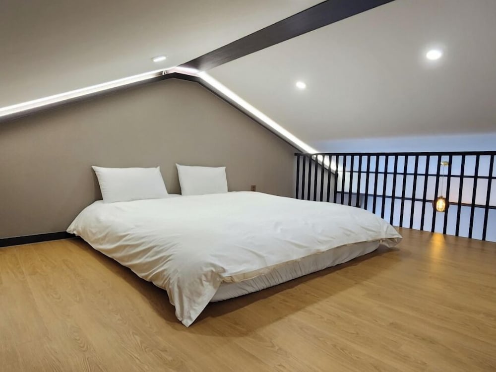 Premier Duplex - Photo 3