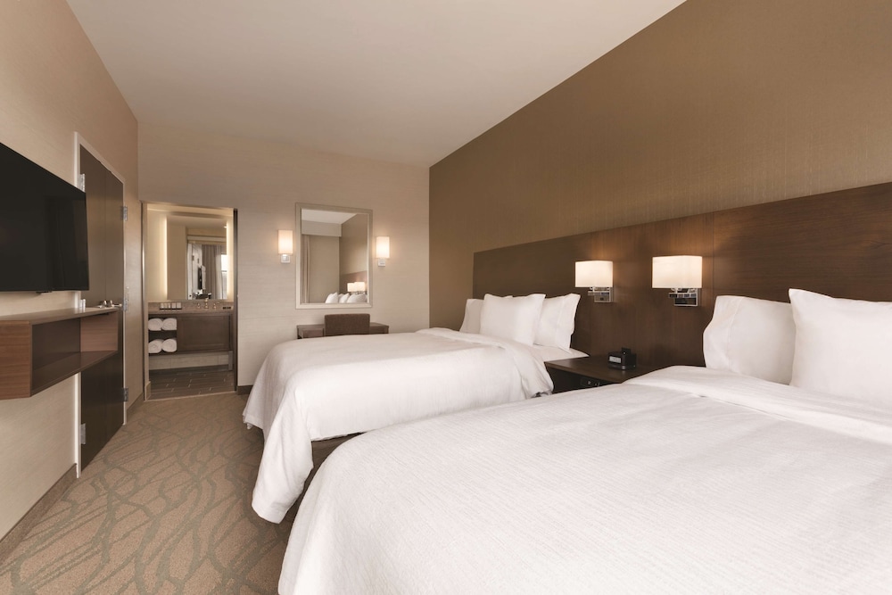 Suite, 2 Queen Beds, Accessible (Roll-in Shower) photo 3
