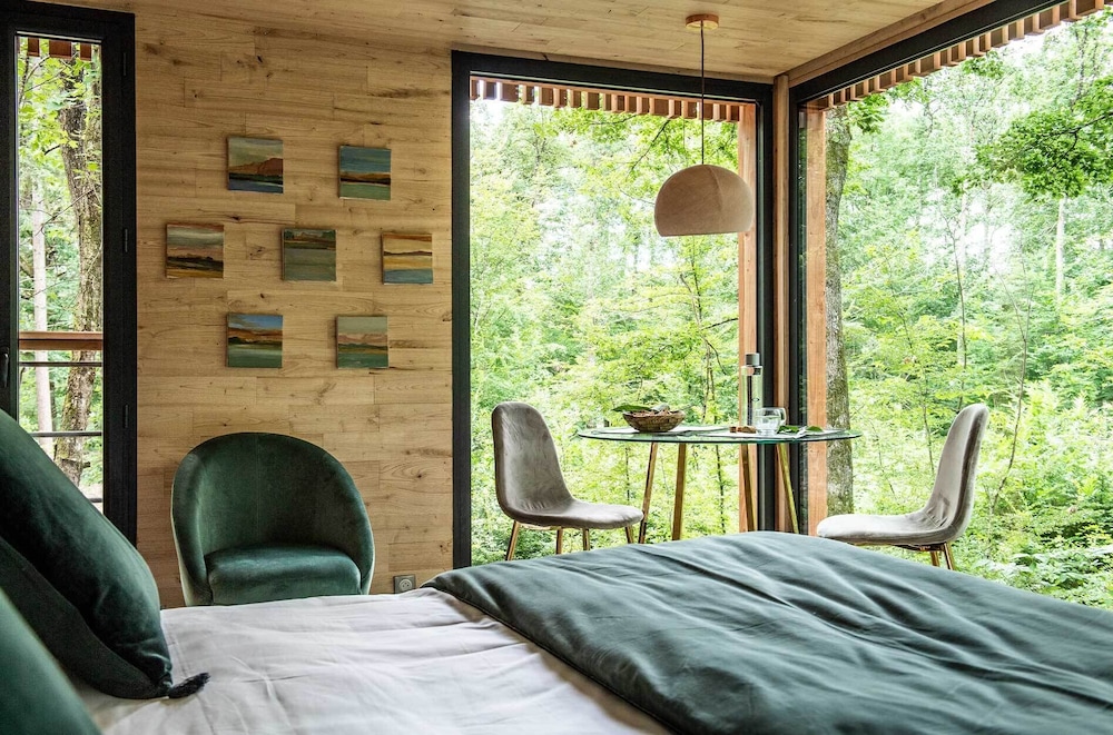 Suite Design avec Sauna et Jacuzzi, 1 très grand lit - "Trianon"; by Claire Adelfang - Photo 1